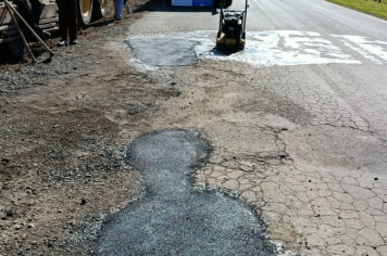 Foto - Tapa-buracos na Estrada do Porto